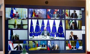 87934245_Members-of-the-European-Council-are-seen-on-a-screen-during-a-video-conference-with-Fre